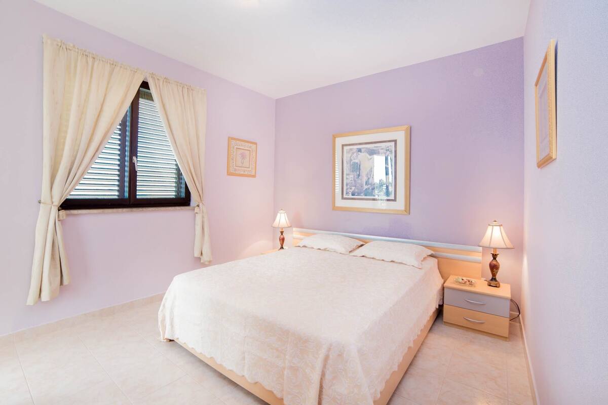 Apartamento, várias camas | Wi-Fi de cortesia, roupa de cama
