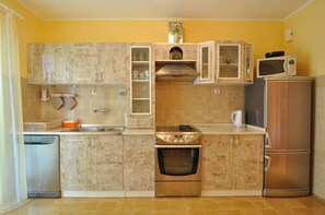 Apartment, Multiple Beds | Private kitchen | Stovetop, dishwasher, cookware/dishes/utensils