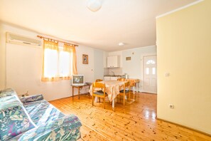 Apartment, Multiple Beds | Living room