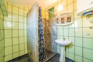 Apartment, Multiple Beds | Bathroom