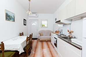 Apartamento, várias camas | Cozinha privada | Geladeira, cooktop, cafeteira/chaleira, torradeira