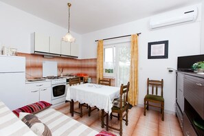 Apartamento, varias camas | Cocina privada | Frigorífico, placa de cocina, cafetera o tetera y tostadora
