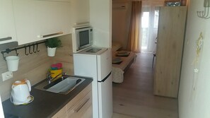 Apartment, 1 Double Bed with Sofa bed | Private kitchen | Stovetop, cookware/dishes/utensils
