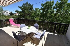 Apartamento, várias camas | Sacada