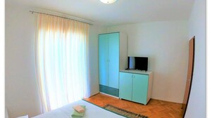 Free WiFi, bed sheets - Apartments & Rooms Biserka Bibi (Rab)