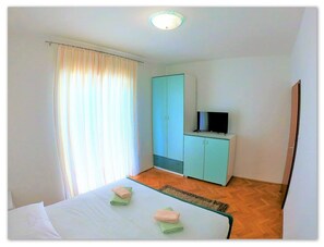 Free WiFi, bed sheets - Apartments & Rooms Biserka Bibi (Rab)