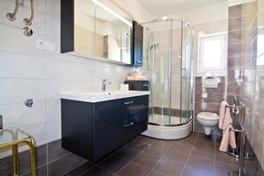 Apartment, 2 Double Beds | Bathroom