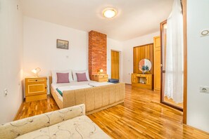 Apartment, 2 Doppelbetten | Kostenloses WLAN, Bettwäsche