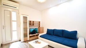Departamento, varias camas | Sala de estar | Televisión 