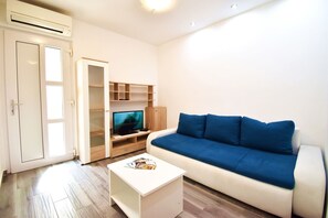 Apartment, Multiple Beds | Living room