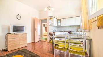 Apartment, Multiple Beds | Private kitchen