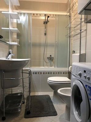 Appartement, 1 lit double et 1 canapé-lit | Salle de bain | Baignoire relaxante profonde