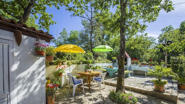 Apartment, 1 Double Bed with Sofa bed | Property grounds - Apartments Vuletić Malinska (Malinska-Dubasnica)