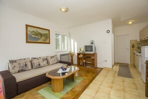 Appartement, 1 lit double et 1 canapé-lit | Salle de séjour | Téléviseur