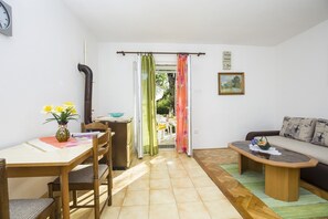 Appartement, 1 lit double et 1 canapé-lit | Salle de séjour | Téléviseur