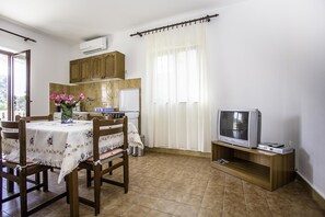 Appartement, 1 lit double et 1 canapé-lit | Salle de séjour | Téléviseur