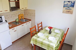 Departamento, 1 cama matrimonial y sofá cama | Cocina privada | Parrilla de estufa y utensilios de cocina 