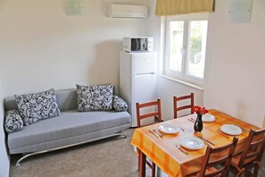 Leilighet, 1 dobbeltseng med sovesofa | Oppholdsrom | TV