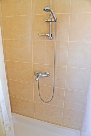 Apartamento, 1 cama de casal e sofá-cama | Banheiro | Chuveiro 