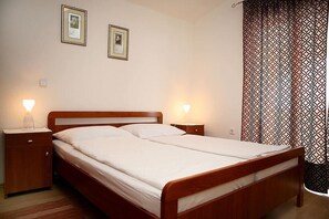 Free cribs/infant beds, free WiFi, bed sheets - Apartments Lukić (Okrug)