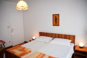 Habitación, 1 cama de matrimonio grande con sofá cama | Ropa de cama
