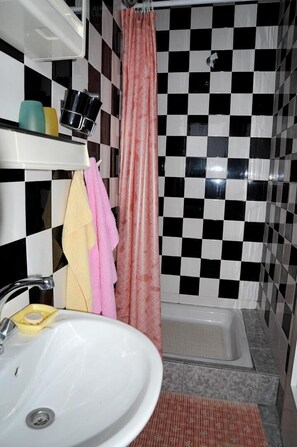 Chambre, 1 très grand lit et 1 canapé-lit | Salle de bain