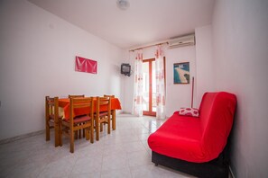 Departamento, varias camas | Sala de estar | Televisión 