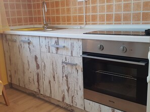 Departamento, 1 cama matrimonial | Cocina privada | Parrilla de estufa y utensilios de cocina 