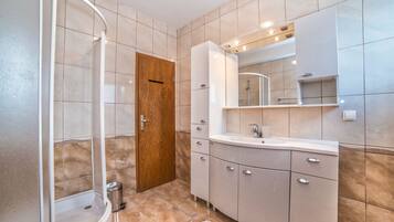 Apartment, Multiple Beds | Bathroom | Shower