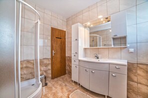 Apartemen, Beberapa Tempat Tidur | Kamar mandi | Shower