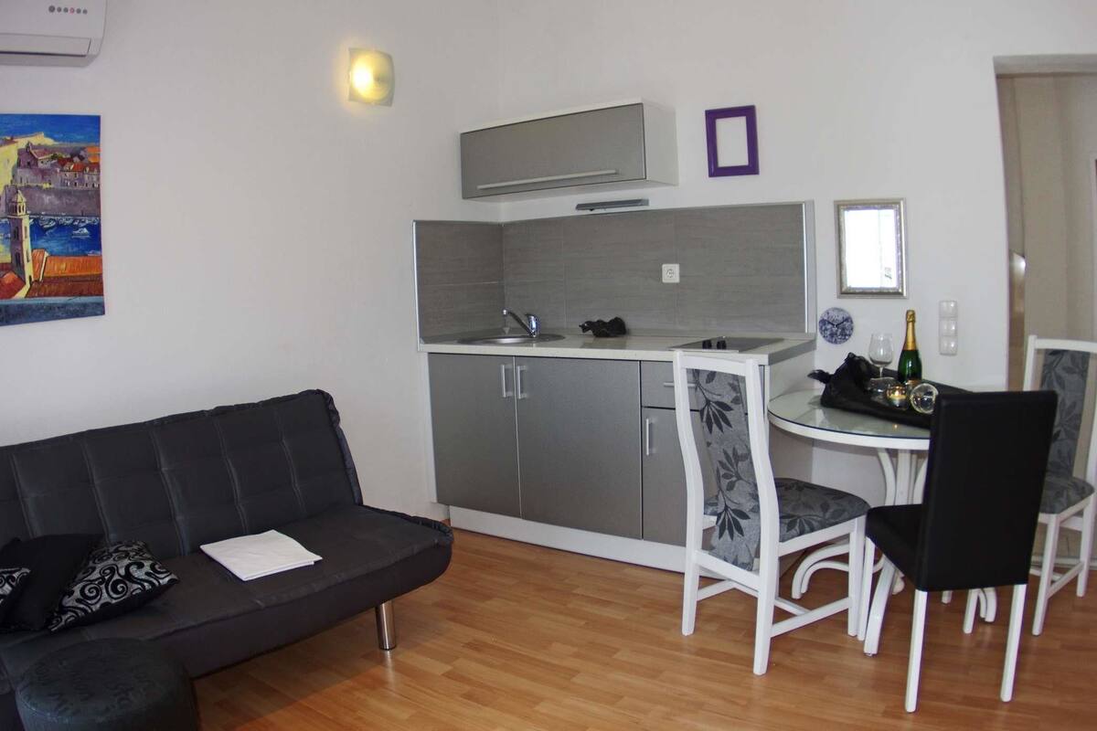 Departamento, 1 cama matrimonial y sofá cama | Sala de estar | Televisión