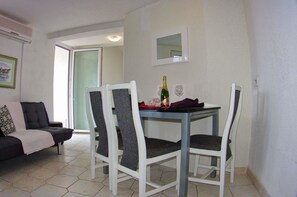 Apartment, 2 Double Beds | Private kitchen | Fridge, stovetop, dishwasher, toaster - Apartments Alenka Makarska (Makarska)