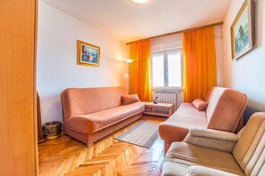 Apartment, Mehrere Betten | Wohnzimmer | Fernseher