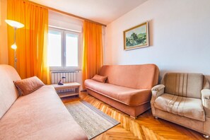 Departamento, varias camas | Sala de estar | Televisión 
