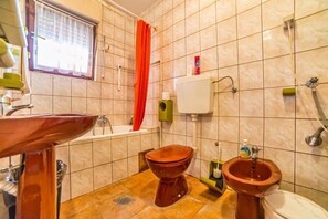Departamento, varias camas | Baño | Regadera y secadora de cabello