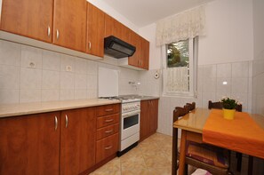Apartment, Multiple Beds | Private kitchen | Oven