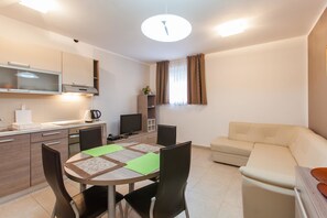 Apartment, Mehrere Betten | Wohnzimmer | Fernseher