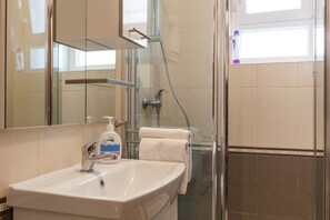 Apartment, Mehrere Betten | Badezimmer | Dusche
