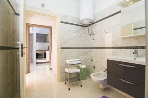 Apartment, Mehrere Betten | Badezimmer | Dusche