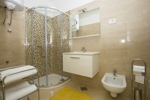 House, Multiple Beds | Bathroom | Shower