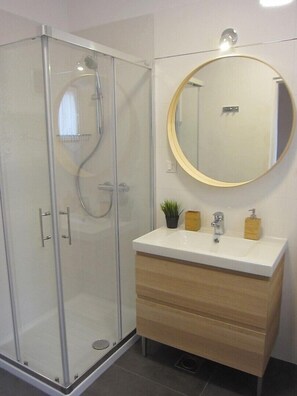 Appartement, Meerdere bedden | Badkamer | Een douche