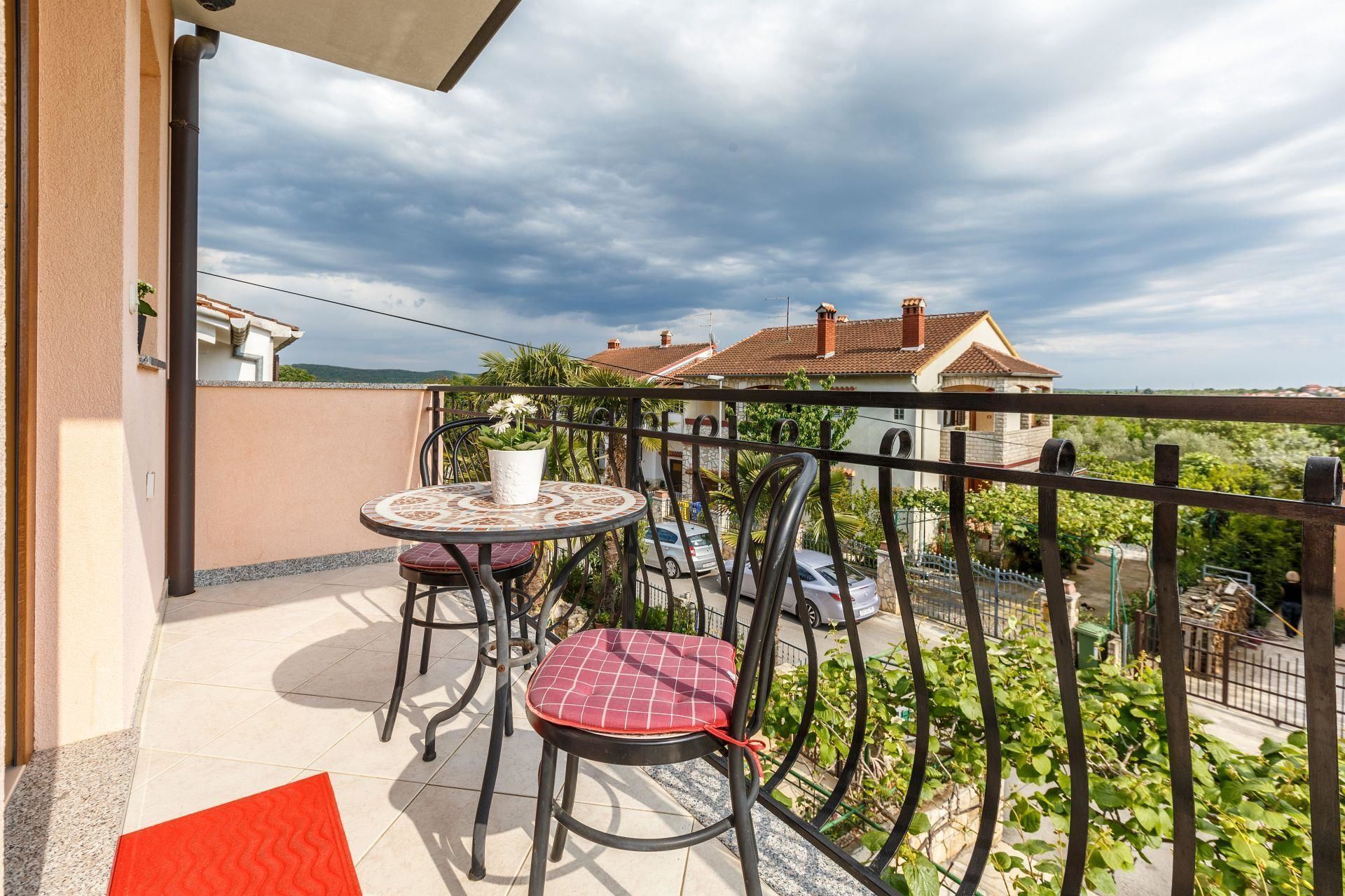 อพาร์ทเมนท์, เตียงใหญ่ 1 เตียง และโซฟาเบด | ระเบียง