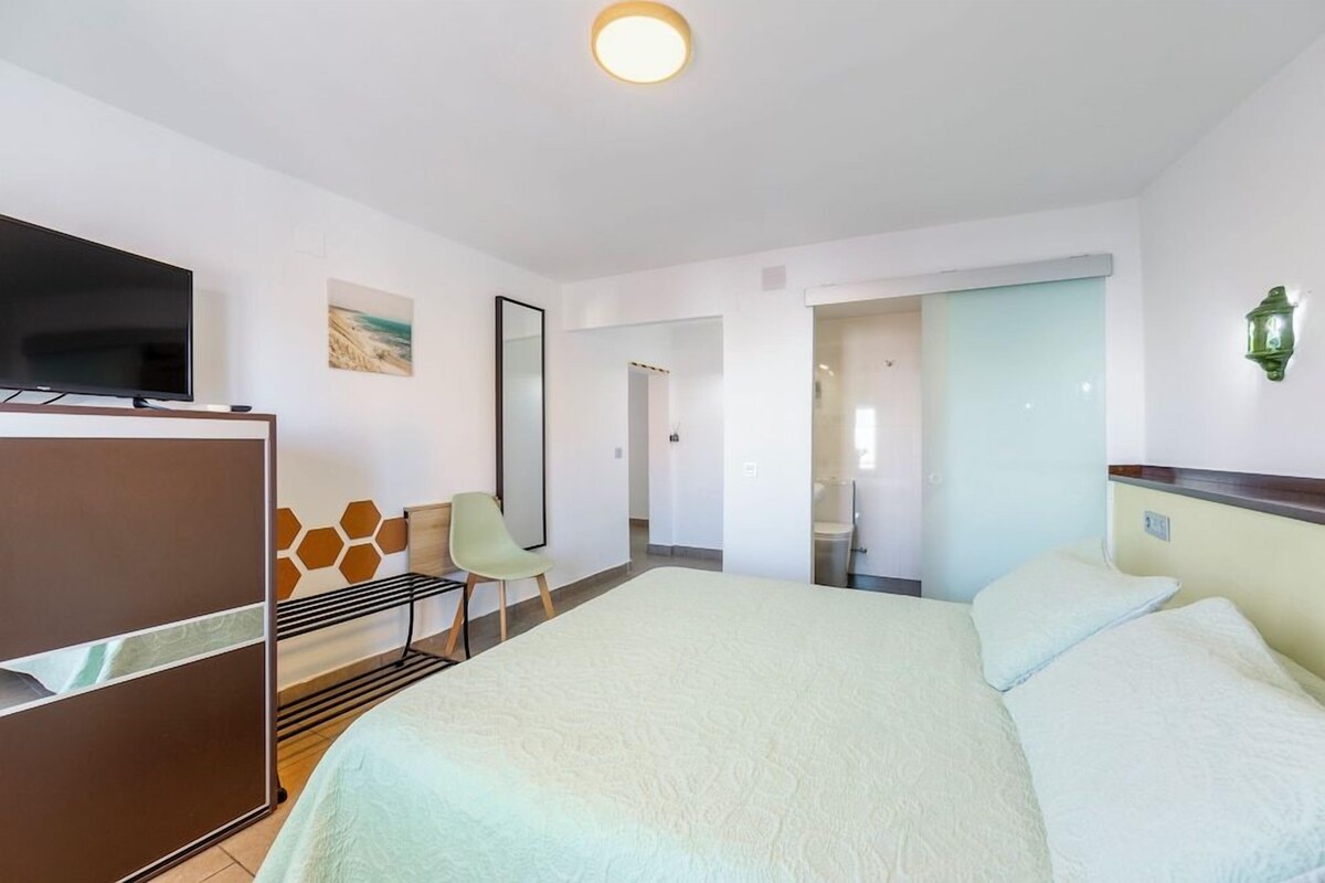 Egyptian cotton sheets, premium bedding, down comforters, minibar