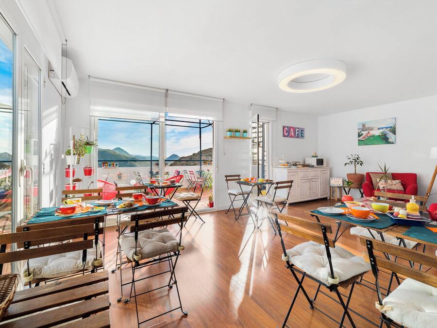 Un espacio habitable amplio y luminoso, con una mesa de comedor, sillas y una zona de cocina.