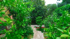 Apartment, 2 Doppelbetten | Blick auf den Garten