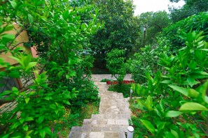 Apartment, 2 Doppelbetten | Blick auf den Garten