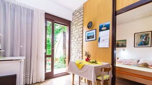 Apartment, 1 Doppelbett | Wohnbereich | Fernseher