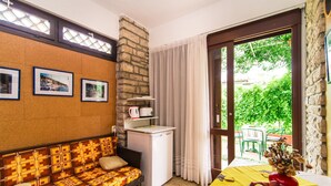 Apartment, 1 Doppelbett | Wohnzimmer | Fernseher