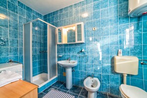 อพาร์ทเมนท์, เตียงใหญ่ 1 เตียง และโซฟาเบด | ห้องน้ำ