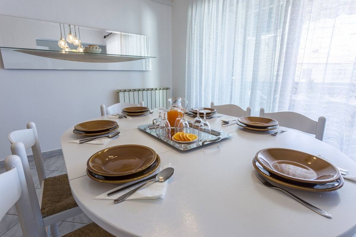 House, Multiple Beds | Private kitchen | Stovetop, cookware/dishes/utensils